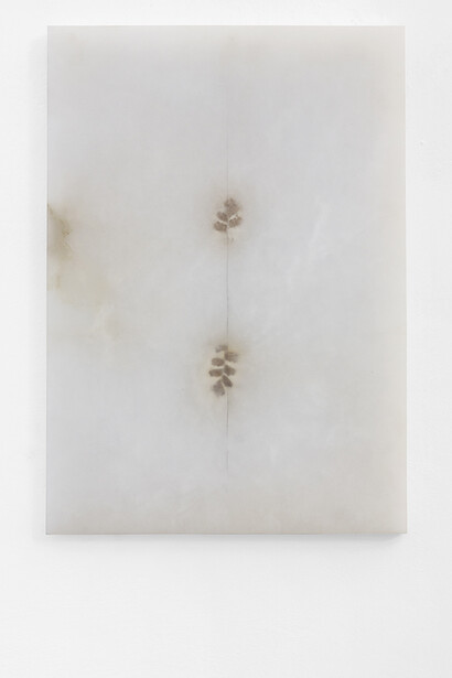 Gregorio Botta, Senza titolo, 2020, alabastro, foglia, grafite, pigmento, cm 40x27,5x2, courtesy of Galleria Peola Simondi