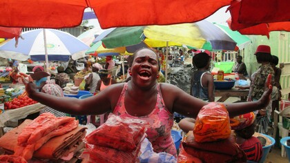 Luanda, Angola. As vendedoras são habitualmente mulheres