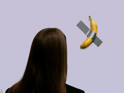 La simpleza de Comediante, una banana adherida a la pared con cinta adhesiva, pone en crisis la relación entre el objeto artístico y su contexto expositivo