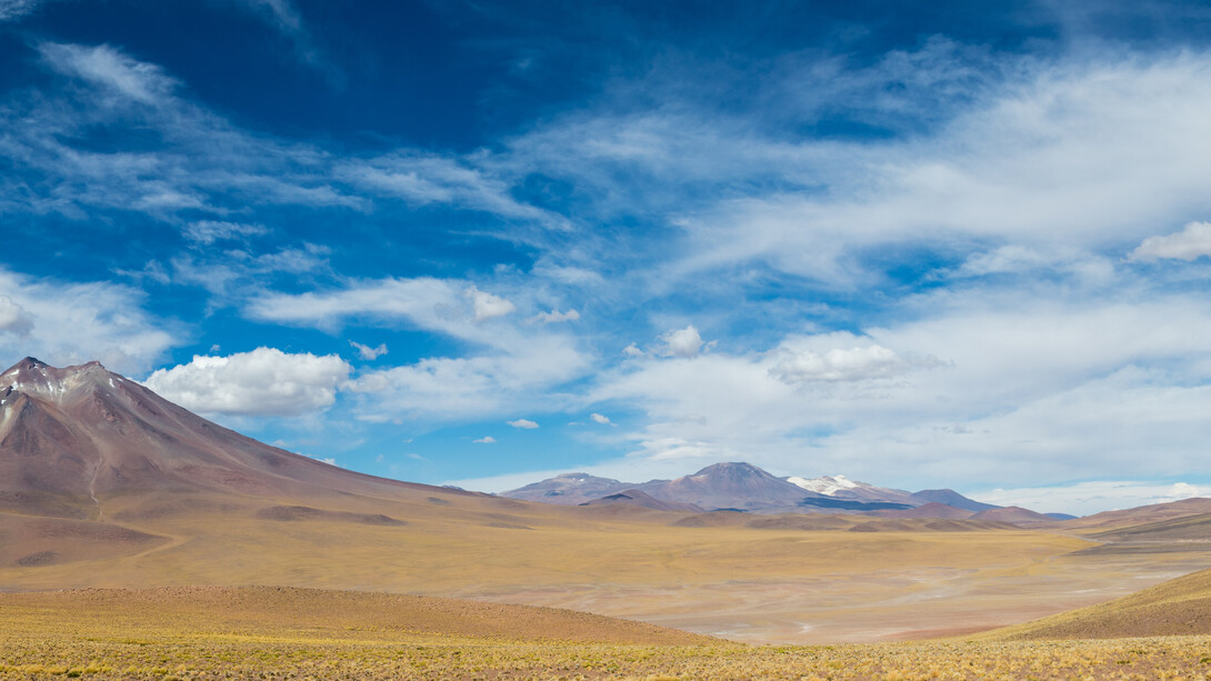 Militares erupcionando el país con mentiras. Panorama volcánico en el que se aprecian —de izquierda a derecha— Volcán Miñiques, Cerro Tuyajto, Cerro Murchota y Cerros de Incahuasi. Cordillera de los Andes, norte de Chile