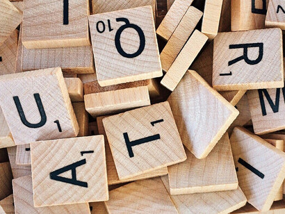 Se prendessimo un verbo semplice e quasi anonimo come “arrivare”, scopriremmo che, in realtà, racchiude una genealogia ben più interessante