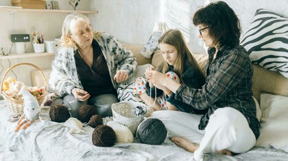 Três gerações de mulheres; as mais velhas ensinam a mais nova a manusear as linhas. A história escrita no movimento das agulhas expõe as belezas, curas e amores