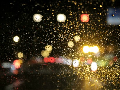 Luci di Natale sotto la pioggia. In cammino tra le feste: riflessioni poetiche su un giorno piovoso