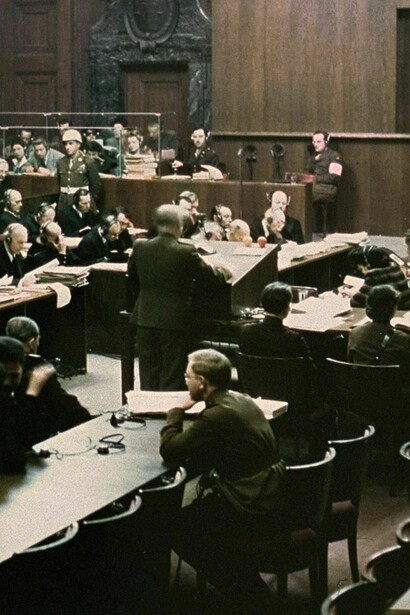 Tras la Kristallnacht, intensificó la asfixia financiera dictando confiscaciones multimillonarias y la exclusión total de la economía formal