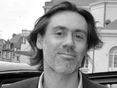 Emmanuel Mouret. Mouret filma as situações com a marca de sua mise-en-scène: planos abertos e longos; movimentos de câmera discretos que acompanham o ritmo da conversação; uma atenção obstinada às palavras e aos silêncios, aos sorrisos contidos, às pausas incômodas, às hesitações