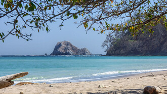 El peñón y la punta de la Reserva Natural Absoluta Cabo Blanco, en la estación seca