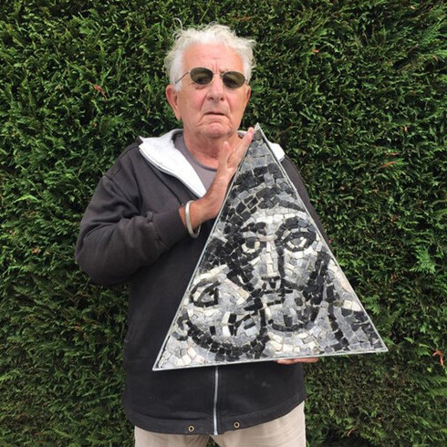 Contributo di Saturno Carnoli al labirinto pavimentale in mosaico collocato nel giardino di fronte alla Casa Circondariale di Ravenna, nell’ambito della Biennale del Mosaico Contemporaneo 2019, progettato dall’Associazione Dis-ORDINE