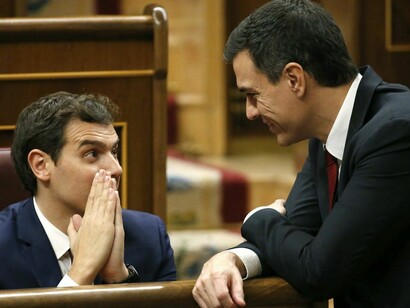 Albert Rivera y Pedro Sánchez dialogan en el Congreso de los Diputados