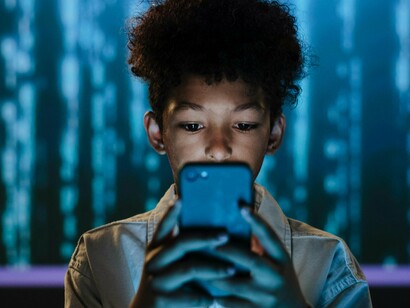 Garoto conectado ao seu smartphone. As redes sociais e as novas formas de interatividade podem criar um abismo entre gerações, mas também oferecem oportunidades incríveis. Você começa a perceber que o seu filho, aquele que antes parecia tão distante, tem algo a dizer, tem um ponto de vista que, de algum modo, pode contribuir para o mundo em que vivemos. Ele pode ser mais crítico, mais engajado, mais criativo, e, ao mesmo tempo, ainda precisar de sua proteção e orientações