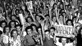 Residentes de Oak Ridge, Tennessee, Estados Unidos, celebrando la rendición de Japón