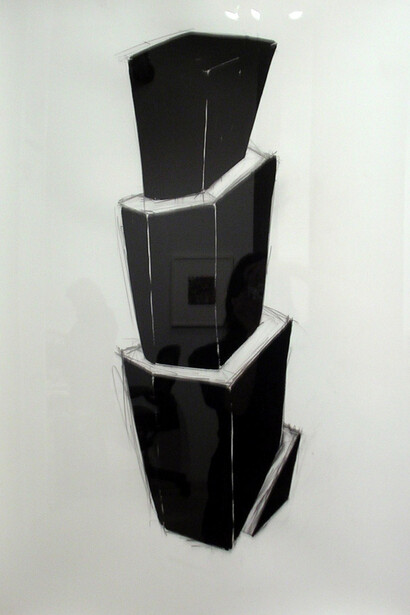 Jene Highstein, Four-sided tower, 2001. Courtesy of Rhona Hoffman Gallery'