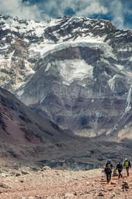 La cordillera de los Andes, una impresionante cadena montañosa, atraviesa el continente y ofrece oportunidades para experiencias únicas en la naturaleza
