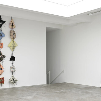 Annette Messager, Histoires des oreillers, vue d'exposition. Avec l’aimable autorisation de la Galerie Marian Goodman