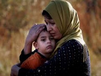 Una refugiada siria con su hijo en brazos