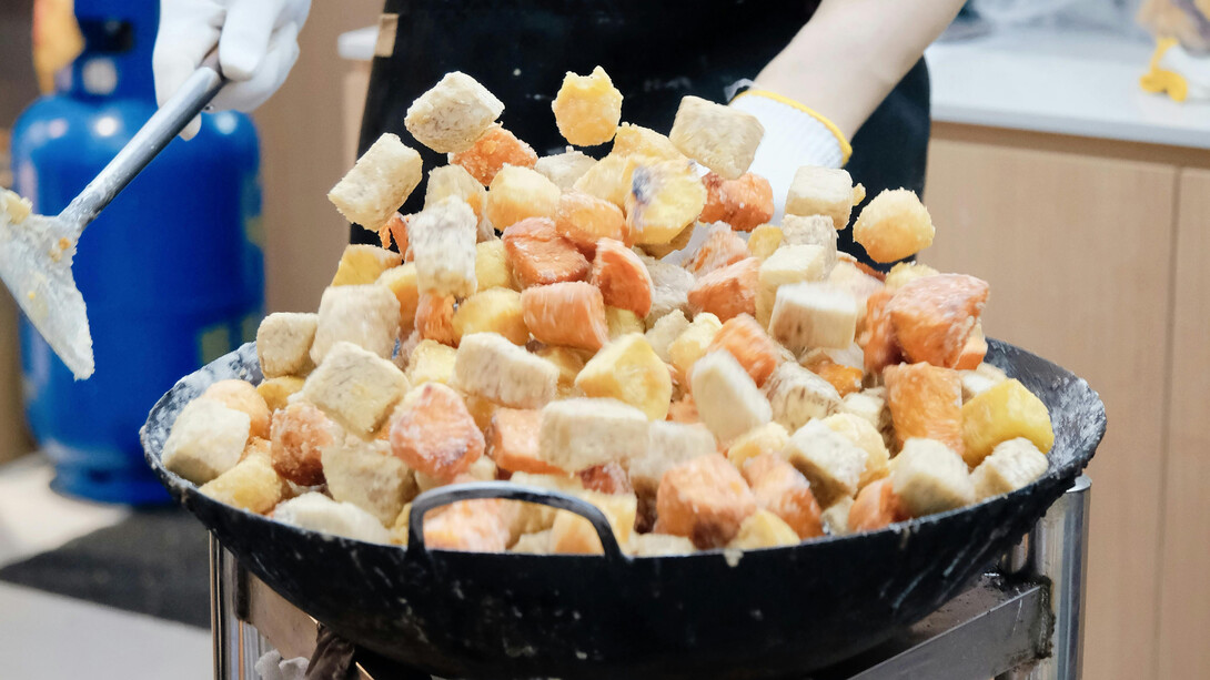 O tofu é uma excelente fonte de proteínas completas e nutrientes essenciais, sendo uma opção versátil para dietas à base de plantas. Aprenda como preparar e temperar o tofu para aproveitar ao máximo seus benefícios nutricionais