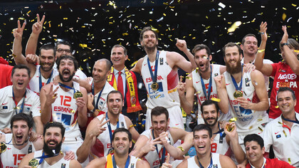 Los jugadores de la selección española celebran junto al rey Felipe VI el triunfo en el Euro 2015