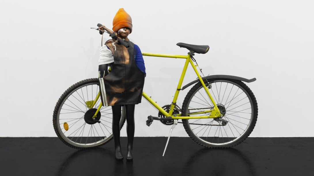 Isa Genzken, Untitled, 2018, mannequin, clothes, bicycle and spray paint, 121x170x60 cm, courtesy Galerie Buchholz, © VG Bild-Kunst, Bonn
