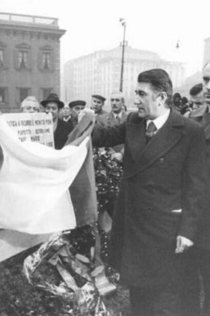 12 dicembre 1969, una bomba esplode nella sede della Banca Nazionale dell'Agricoltura a Milano, uccidendo 17 persone e ferendone 88. Questo attentato segna l'inizio della cosiddetta strategia della tensione in Italia, una serie di atti terroristici volti a creare paura e instabilità per giustificare una stretta autoritaria
