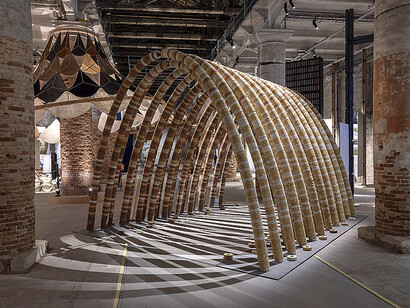 "Capilla del Elefante" Estudio de arquitectura
Boonserm Premthada. Mención Especial
Motivación: Por la forma ejemplar en que muestra cómo construir una estructura de ladrillo duradera con biomateriales, en este caso: excrementos de elefante. Exposición internacional "Inteligencia. Natural. Artificial". Complejo temático Inteligencia Natural Curador: Carlo Ratti