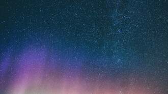 Cielo notturno stellato con luci dell'aurora boreale