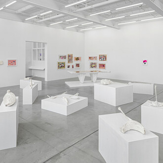 Franz West, Die frühen werke, ausstellungsansicht. Mit freundlicher genehmigung der Galerie Eva Presenhuber