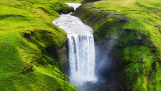 Vista aérea de una cascada: llovieron sobre mí, pensamientos, sensaciones, galaxias, recuerdos, explicaciones, cuentos, sueños, risas y llantos