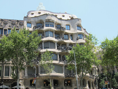 Famosa  por ser única y singular dentro del Modernismo catalán, generando intensos debates entre quienes defendían su estética novedosa y quienes la criticaban por romper con las convenciones estilísticas de principios del siglo XX. Casa Milà (La Pedrera), Barcelona, España