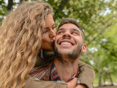 Mulher beija seu namorado