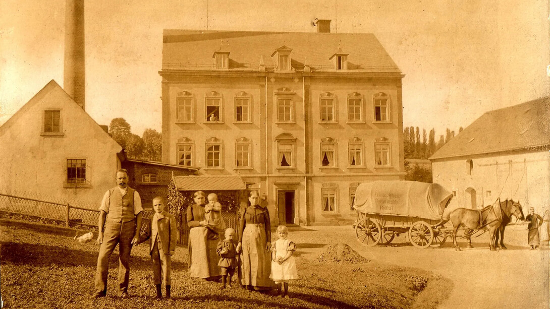 The Schmidt family in front of the house with mill in Chemnitz-Rottluff, um 1897. Courtesy of Kunstsammlungen Chemnitz