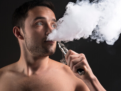 Vape. O cigarro eletrônico, também conhecido como e-cig ou vaporizador pessoal, foi inventado por um farmacêutico chinês chamado Hon Lik