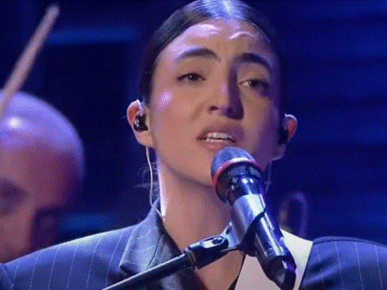Joan Thiele canta "Eco" sul palco di Propaganda Live, 1 aprile 2025