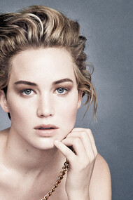 Jennifer Lawrence luciendo un pelado corto en una campaña publicitaria