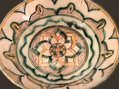 Il Museo nazionale di San Matteo a Pisa custodisce una straordinaria collezione di bacini di ceramica 