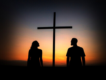 En el símbolo de la cruz, las líneas vertical y horizontal deben ser definidas y lo hacen por medio del círculo