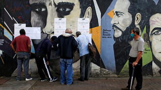 Ciudadanos venezolanos se congregan para identificar la mesa electoral que les corresponde