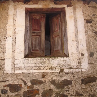 Moldura esgrafitada de vão exterior em edifício de habitação, Bragança