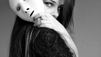 Dietro la maschera