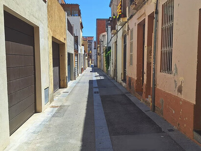 Aquella noche vio caer copos de algodón tras los cristales del cobijo de planta baja donde había nacido, en el barrio de San Andrés del Palomar. Calle Baliarda, Barcelona, España