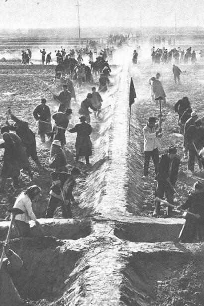 Las comunas populares durante el Gran Salto Adelante representaron un experimento de movilización masiva que subordinó la vida rural a los objetivos productivos del Estado