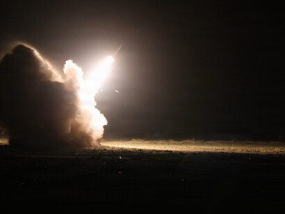 Cualquier truco o artimaña, por muy inescrupulosa que sea, el uso de cualquier arma u oportunidad, por muy traicionera que sea, está permitido. (Hitler).  
M142 High Mobility Artillery Rocket Systems (HIMARS) conduct live-fire missions during Operation Epic Fury in the U.S. Central Command area of responsibility. 01.03.2026. (U.S. Army Photo).  Part of this photo was blurred for security purposes