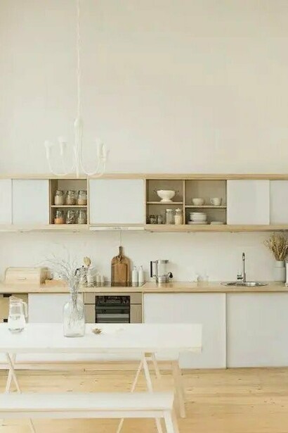 È l’effetto del tempo, che scioglie i semplici ed ingenui entusiasmi fino ad esaltare le oscenità che dovevano imitare (anzi essere): l’inarrivabile "bello"