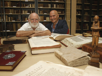 Manuel Desantes, guardián de la Biblioteca de los Libros Felices, y Mario Córdoba Echaniz, Alicante, España