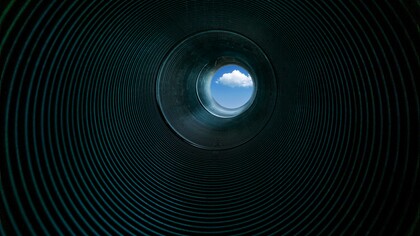 Cielo con nuvola alla fine di un tunnel. Dal timore all'autenticità: come superare le proprie inibizioni e vivere appieno