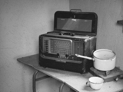 Una vieja radio transmitiendo las noticias. Las posturas de los noticieros matutinos de radio son muy importantes en la agenda de Colombia