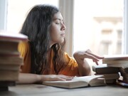 Professora estuda para compor um projeto de inovação na jornada pedagógica escolar