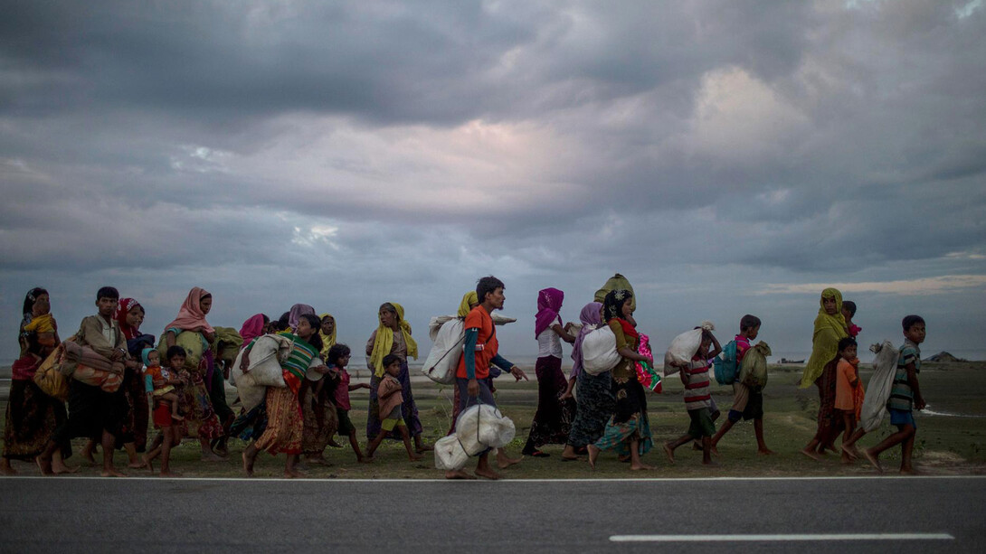Refugiados rohinyás, obligados a migrar a Bangladesh desde Myanmar, caminan en busca de campos de refugiados