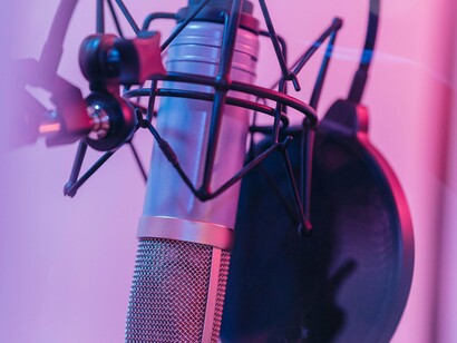 Microfone. É necessária a construção de diálogos internacionais , sobretudo com países que já têm experiência consolidada na dublagem, como França, Espanha e Alemanha, visando a criação de normas internacionais e legislação protetiva. Ainda, a mobilização popular, por meio de conscientização e apoio público, é crucial para pressionar órgãos legislativos a abordarem essa questão de maneira efetiva



