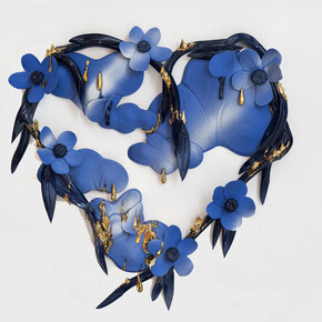 Alex Anderson, Daisy Chain, 2024, earthenware, glaze, gold luster, 22 x 22 x 3 in. Courtesy of the artist and Sargent's Daughters Gallery