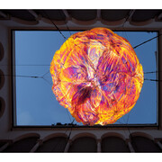 Tomas Saraceno, Iridescent Planet, 2014, iridescent foil, struttura gonfiabile, diametro 370 cm, cablaggio, pompa, lampade, prodotto da Palazzo Ducale, courtesy pinksummmer, Genova, fotografia: Francesco Cardarelli
