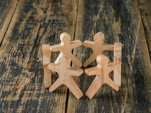 A liberdade de pensar e a liberdade de expressão são palavras-chaves em uma sociedade democrática, pluralista, laica, em que um cidadão deve ter suas ideias respeitadas, desde que suas palavras não atentem contra o respeito à dignidade humana de outrem nem contra valores constitucionais do país em que se insere